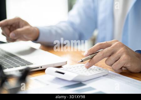 E-learning étudiant en ligne VDO appel Conférence travail à domicile travail à distance discuter chat en ligne sur ordinateur portable webcam conférence travail wi Banque D'Images