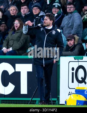 Édimbourg, Royaume-Uni. 29 octobre 2025. Scottish Premiership - Hibernian FC contre Rangers FC. L'entraîneur des Ranger, Danny Rohl, crie des instructions à ses joueurs alors que Hibs affronte les Rangers dans la première phase pour la première édition écossaise au stade Easter Road, à Édimbourg, en Écosse. ROYAUME-UNI. Crédit : Ian Jacobs/Alamy Live News Banque D'Images