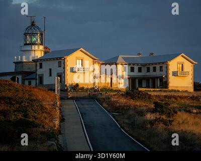 Phare d'Estaca de Bares au coucher du soleil, Manon (Mañon), la Coruña, Galice, Espagne Banque D'Images