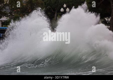 Tempête d'automne sur la mer. De grosses vagues s'écrasent contre la digue. Mer Noire enragée. Concept de nature dangereux et puissant Banque D'Images