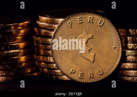 Pièce d'or avec carte du Pérou Banque D'Images