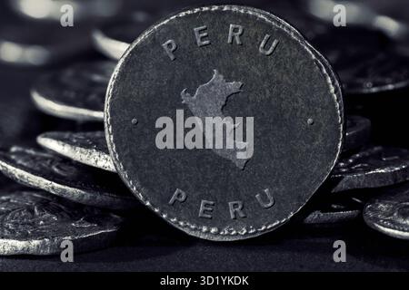 Pièce d'argent avec carte du Pérou Banque D'Images