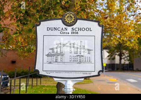 Nashville, TN - 25 octobre 2025 : marqueur historique de l'école Duncan à Nashville, TN Banque D'Images