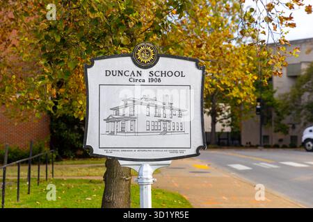 Nashville, TN - 25 octobre 2025 : marqueur historique de l'école Duncan à Nashville, TN Banque D'Images