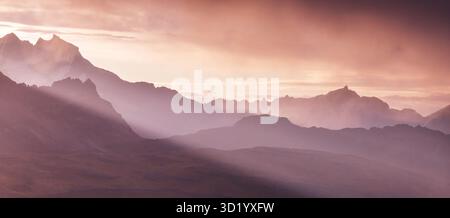 Beau paysage de montagnes dans les Andes (ou les Cordillères du Sud) au Pérou Banque D'Images