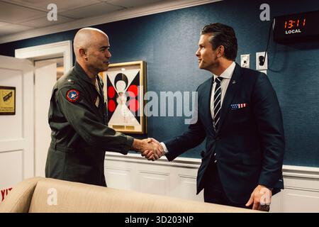 Pete Hegseth, secrétaire à la Guerre des États-Unis, serre la main au contre-amiral Eric Anduze, commandant du Carrier Strike Group 5, lors d'une visite présidentielle alors que le navire est amarré au commandant des activités de la flotte Yokosuka, octobre 28, 2025. Au cours de sa visite, Hegseth a rencontré des dirigeants américains et japonais, a administré un serment de réenrôlement pour les marins et a prononcé des remarques avant le discours du président Donald J. Trump. George Washington est le premier porte-avions déployé à l’avant de la marine américaine, un symbole de longue date de l’engagement des États-Unis à maintenir une région Indo-Pacifique libre et ouverte, tout en étant opérationnel Banque D'Images