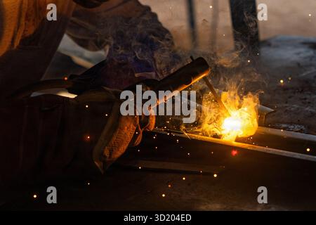 Le caporal Brogan Brown du corps des Marines lance, un opérateur d'équipement du génie du bataillon de logistique de combat 15 (CLB 15), du régiment de logistique de combat 17, 1st Marine Logistics Group, affecté à la joint Task Force-Southern Border (JTF-SB), fabrique des piquets du génie en supports lors de l'entraînement de soudage à Yuma, Ariz., 13 octobre 2025. La formation, offerte aux Marines récemment affectés au 8e Bataillon de soutien du génie, au 27e Régiment de logistique de combat, au 2e Groupe de logistique des Marines, a mis l'accent sur l'application pratique et les opérations actuelles pour améliorer les compétences techniques et assurer la préparation pour la mission future Banque D'Images