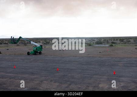 Les Marines des États-Unis avec le bataillon de logistique de combat 15 (CLB 15), le régiment de logistique de combat 17, 1st Marine Logistics Group, affecté à la joint Task Force-Southern Border (JTF-SB), instruisent la formation d'opération de flèche télescopique 460SJ à Yuma, Ariz., Oct. 13, 2025. La formation, dispensée aux Marines récemment affectés au 8e Bataillon de soutien du génie, au 27e Régiment logistique de combat, au 2e Groupe logistique des Marines, a mis l'accent sur l'application pratique et les opérations en cours pour améliorer les compétences techniques et assurer la préparation pour les missions futures. JTF-SB exécute des opérations à grande échelle, agiles et tous domaines dans le support o Banque D'Images