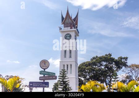 Sumatra Ouest, Indonésie - 04 avril 2025 : vue de la tour Jam Gadang, Une tour de l'horloge à Bukittinggi. Une attraction touristique. Banque D'Images
