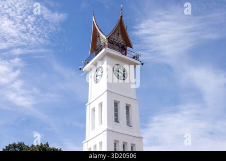 West Sumatra, Indonésie - 04 avril 2025 : une tour de l'horloge appelée Jam Gadang, une attraction touristique dans la ville de Bukittinggi Banque D'Images