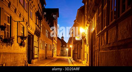 Maisons à colombages dans une rue pavée étroite, vieille ville la nuit, Quedlinburg, Allemagne Banque D'Images