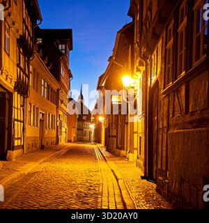 Maisons à colombages dans une rue pavée étroite, vieille ville la nuit, Quedlinburg, Allemagne Banque D'Images