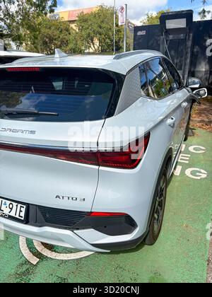 BYD Atto 3 voiture électrique utilisant un chargeur public Jolt EV à Mona Vale, Sydney, Australie Banque D'Images