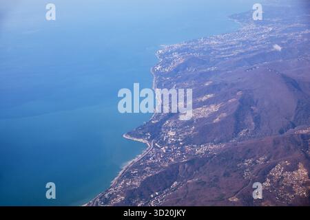 Vue aérienne de Sotchi, la plus grande station balnéaire située le long de la côte de la mer Noire. Krasnodar Krai. Russie Banque D'Images