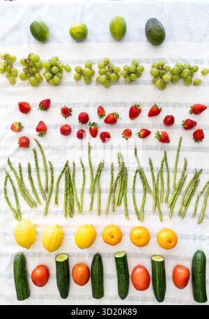 Des rangées de vinaigre frais lavées produisent le séchage sur une serviette turque. Banque D'Images