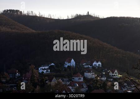 Vue depuis le château de Wernigerode du paysage de chaîne de montagnes basses des montagnes du Harz avec le Kaiserturm, Saxe-Anhalt, Germa Banque D'Images