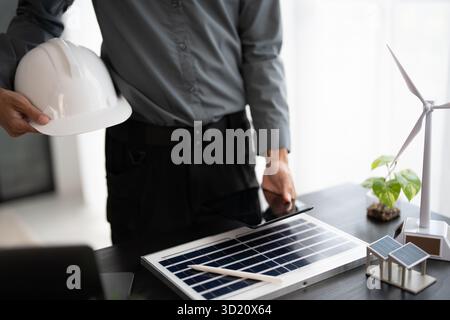 Ingénieur planification pour panneaux solaires énergie verte homme d'affaires travaillant innovation écologique écologique écologique dans les affaires de bureau modernes P Banque D'Images