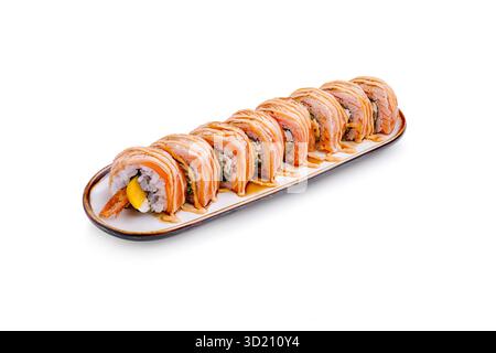 Délicieux rouleaux de sushi disposés soigneusement sur un plateau élégant avec des couleurs vives et une présentation attrayante Banque D'Images