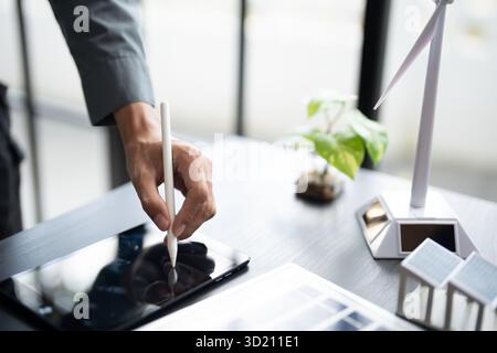 Ingénieur planification pour panneaux solaires énergie verte homme d'affaires travaillant innovation écologique écologique écologique dans les affaires de bureau modernes P Banque D'Images