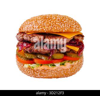 Un appétissant hamburger aux graines de sésame comprend deux galettes de bœuf grillées empilées avec du fromage cheddar fondu, de la laitue fraîche, des tomates, des cornichons, etc Banque D'Images
