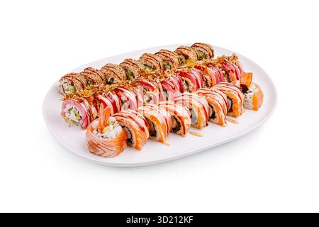 Plateau de sushis coloré présentant divers rouleaux soigneusement disposés pour une expérience culinaire délicieuse dans un restaurant décontracté Banque D'Images