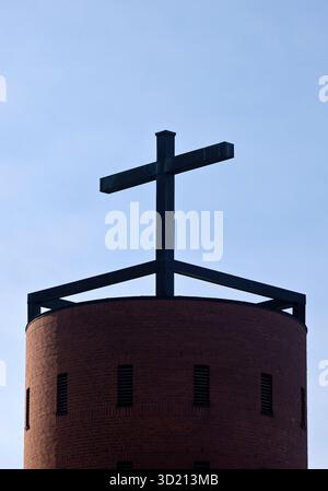 Croix sur le clocher de l'église catholique Antonius Vluyn, Neukirchen-Vluyn, Rhénanie-du-Nord-Westphalie, Allemagne, Europe Banque D'Images