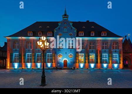 Kevelaer dans la lumière, installation lumineuse Priseterhaus dans la soirée, Kevelaer, Bas-Rhin, Rhénanie du Nord-Westphalie, Allemagne, E Banque D'Images