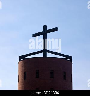 Croix sur le clocher de l'église catholique Antonius Vluyn, Neukirchen-Vluyn, Rhénanie-du-Nord-Westphalie, Allemagne, Europe Banque D'Images