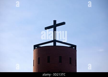 Croix sur le clocher de l'église catholique Antonius Vluyn, Neukirchen-Vluyn, Rhénanie-du-Nord-Westphalie, Allemagne, Europe Banque D'Images