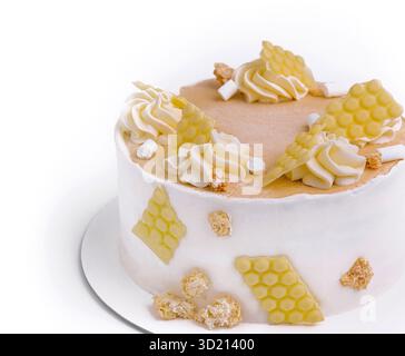 Délicieux gâteau d'anniversaire décoré avec du chocolat blanc et crumble debout sur fond blanc Banque D'Images