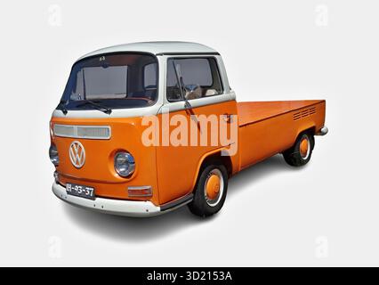 Pick-up Volkswagen T1 à cabine unique restauré en orange et blanc, garé sur un fond blanc Banque D'Images