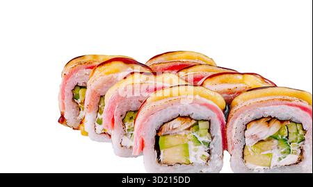 Set de sushi avec bacon, fromage à la crème et anguille fumée sur fond blanc Banque D'Images