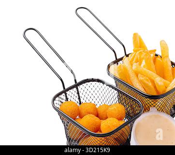 Délicieux en-cas frits servis dans des mini-paniers avec sauce trempette et frites croustillantes Banque D'Images