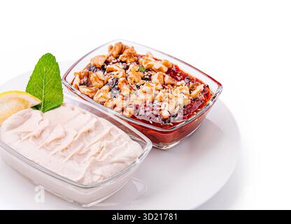 Délicieux plateau de desserts avec garniture fruitée et yaourt crémeux servi sur une assiette blanche Banque D'Images