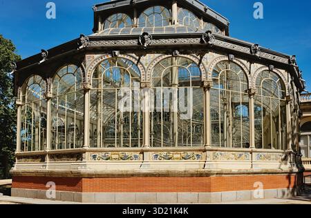 Crystal Palace brille sous le ciel bleu dans le parc du Retiro, Madrid Banque D'Images