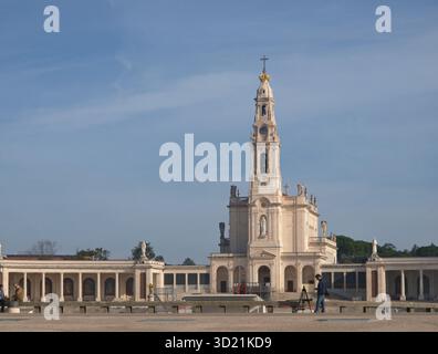 Sanctuaire de Fatima sous ciel bleu avec peinture d'artiste Banque D'Images