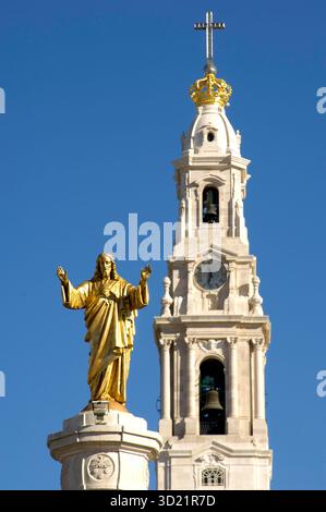 Statue du Christ roi surplombant Sanctuaire du Christ roi à Lisbonne, Portugal Banque D'Images