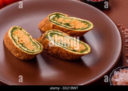 Rouleau d'omelette, épinards, fromage et viande hachée Banque D'Images