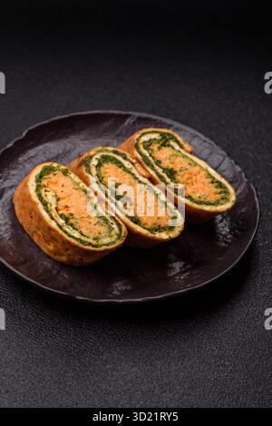 Rouleau d'omelette, épinards, fromage et viande hachée Banque D'Images
