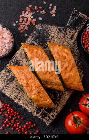 Rouleau d'omelette, épinards, fromage et viande hachée Banque D'Images