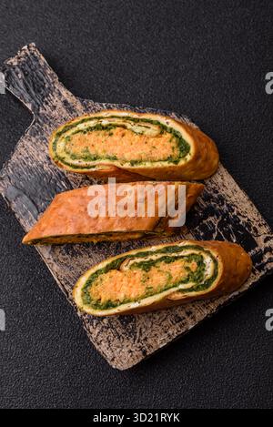 Rouleau d'omelette, épinards, fromage et viande hachée Banque D'Images
