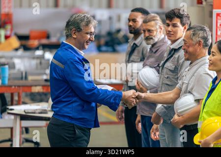 Les employés accueillent le président, le nouveau directeur principal de l'usine se réunissent pour secouer la main Join Team Working Happy sourire Banque D'Images