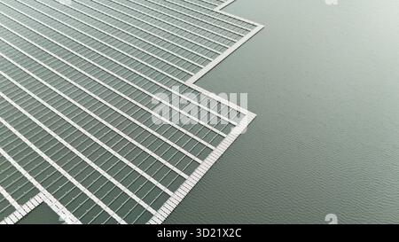 Réseau de plate-forme de bouée d'eau préparé pour panneau solaire flottant. Système PV de panneau photovoltaïque solaire dans l'étang d'eau de lac d'industrie en construction. Enregistrement Banque D'Images