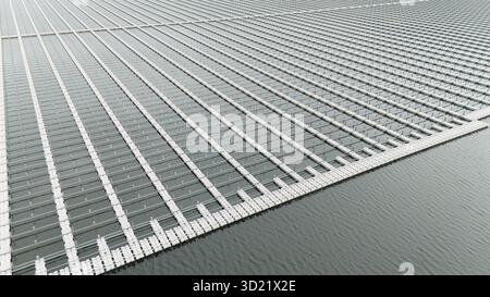 Réseau de plate-forme de bouée d'eau préparé pour panneau solaire flottant. Système PV de panneau photovoltaïque solaire dans l'étang d'eau de lac d'industrie en construction. Enregistrement Banque D'Images