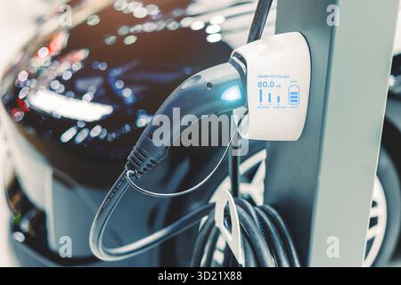 Chargeur de batterie de voiture intelligent EV, prise de charge pour la charge de véhicule électrique avec moniteur d'état de puissance d'affichage d'informations Banque D'Images