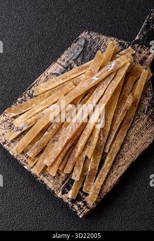 Nourriture, collations ou séchées à base de poisson séché déshydraté salé avec des épices. Collations de poisson Banque D'Images
