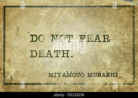 Ne craignez pas la mort - épéiste japonais antique et ronin Miyamoto Musashi citation imprimée sur carton vintage grunge Banque D'Images