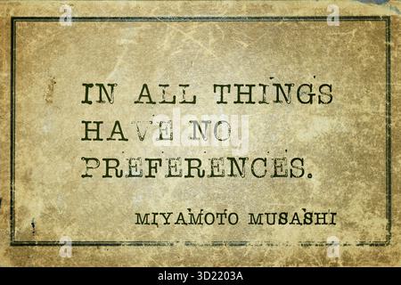 En toutes choses n'ont pas de préférences - épée japonaise antique et ronin Miyamoto Musashi citation imprimée sur carton vintage grunge Banque D'Images