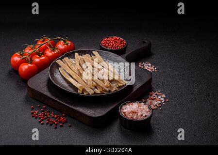 Nourriture, collations ou séchées à base de poisson séché déshydraté salé avec des épices. Collations de poisson Banque D'Images