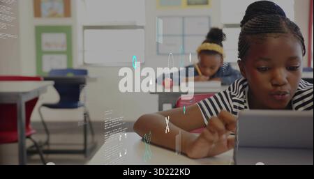 Utilisation tablette fille portant chemise rayée avec cheveux tressés assis au bureau de l'école, lumière naturelle du jour Banque D'Images